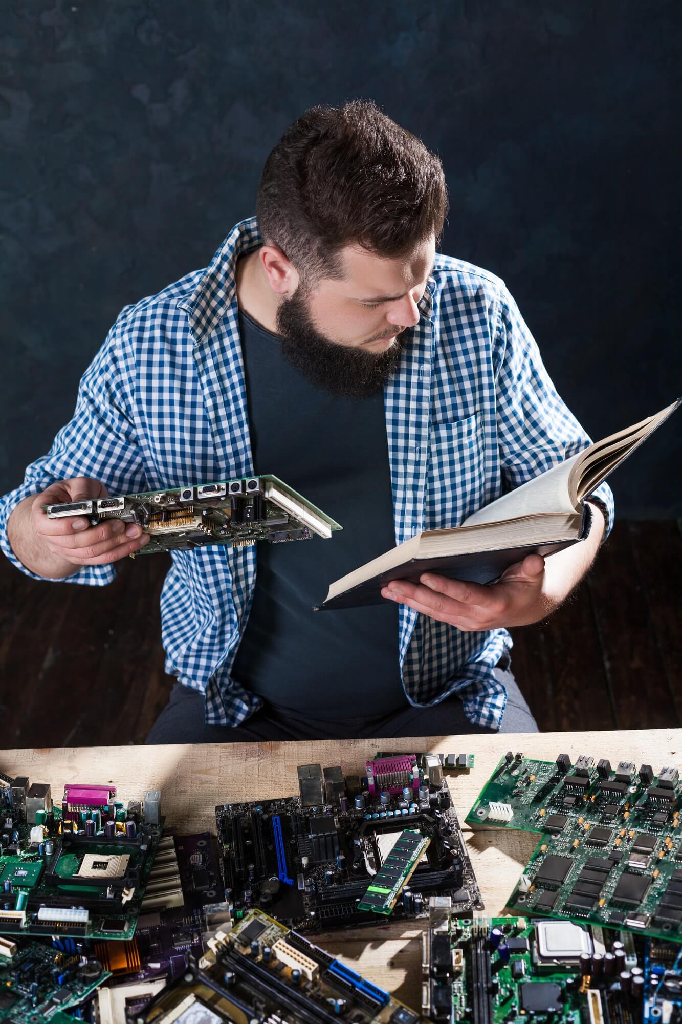 electronic-devices-repairing-and-diagnostic-techs.jpg